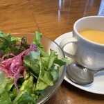 キッチンさくらい - ランチメニューのサラダとスープ。今日はキャロットスープ。ランチタイムは食後にコーヒーのサービスもあるでよ。