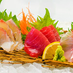 沖縄料理ちぬまん - 地物入り刺し身3点盛りです。新鮮な沖縄の魚を刺身でどうぞ