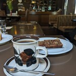 喫茶 吉野 - 奥にマスター？黙々とコーヒーを淹れてらっしゃいました。