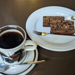 喫茶 吉野 - 一杯ずつサイフォンで淹れてくれます。フルーツケーキは薄めに2切れ付いてきます。