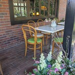 喫茶 吉野 - 風がなく寒くなければ、テラスもいいな。飾られた植物はすべて東慶寺内で育ったもの。素敵!