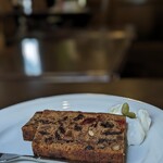 喫茶 吉野 - フルーツケーキ500円だったかな？生クリーム付けますか?と聞かれました。ほぼ、フルーツじゃないかってくらい密度が濃い。お酒の香りは熟成されていてマイルドに。素晴らしく美味しかった。