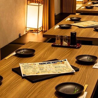 【完全包间】 日式现代风格的包间，从少到多的客人都可以使用