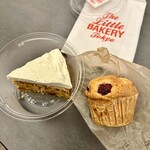 The Little BAKERY Tokyo - キャロットケーキ、ダブルベリークリームチーズマフィン