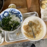 西端手打 上戸うどん - 薬味のネギと天かす