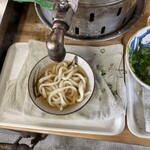 西端手打 上戸うどん - テボで麺を湯掻いてお出汁を入れます