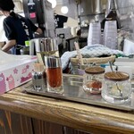 Ikebukuro Taishouken - カウンター上の調味料。瓶の中身が…。この他にブラぺあり