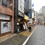 一滴八銭屋 - 新宿西口のご馳走エリアにある
            
            『一滴八銭屋』さんを発見！
            
            2階と3階店舗でやられている百名店のうどん屋さん