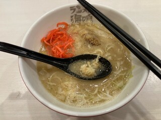 ラーメン海鳴 - 途中で刻みニンニク、胡椒、紅生姜で味変