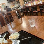 田記 - 店奥では長老たちが語り合っていました。