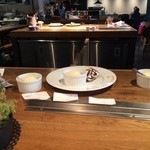 キハチ - 2014/02 カウンターテーブルの半分が調理台