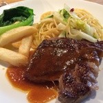 キハチ - 2014/02 Steak Lunch ステーキランチ 2,310円：ステーキプレート（ステーキ＋シェフのおまかせパスタ＋温野菜＋ポテトフライ）、大皿ワンプレートの中にはステーキと和風パスタとポテトフライと温野菜
