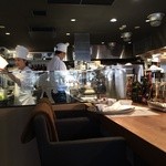 キハチ - 2014/02 料理する厨房の活気が間近に感じられる