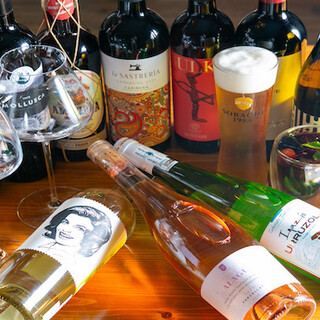 提供随季节变化的葡萄酒和日本酒以及原创饮料◎