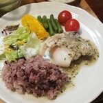 キッチン ブルー グローブ - 黒米、サラダを乗せて