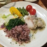 キッチン ブルー グローブ - ご飯、サラダ、ほうれん草を乗せて