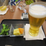 Honolulu International Airport JAL Sakura Lounge - ビールとおつまみ
