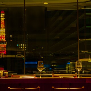 〈夜景の見えるお席〉落ち着いた店内は少人数利用にも最適。