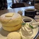 3 STARS PANCAKE - 私はシンプルな三ツ星パンケーキを、コーヒーと共に。シロップをかけたり、ホイップクリームをのせたり。