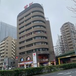 庄之助 - 途中、通りの反対側から眺めた肉の万世本店