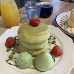 3 STARS PANCAKE - 期間限定宇治抹茶フォンダンショコラ。ドリンクセットでは、ホットorアイスのコーヒー、紅茶かオレンジジュース、ぶどうジュースを選べます。