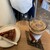 LEPO COFFEE STAND - 料理写真:ブルーベリータルト 630円、アイスチョコレートヘーゼルナッツラテ 700円（いずれも税込）