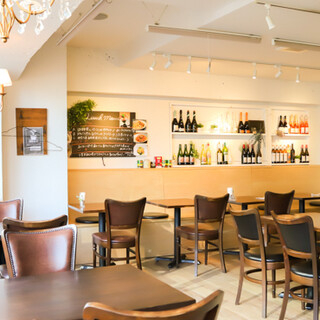 大きな窓から自然光が入る柱のない広々としたダイニング