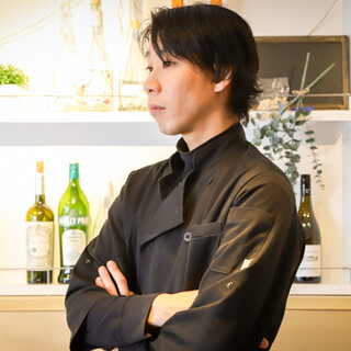 曾在许多受欢迎的餐厅接受过培训的熟练厨师，Eidai Honto