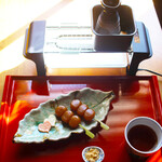 Kyoumachi Yasabou Souzen - 炙りみたらし　わらび餅　ほうじ茶付き