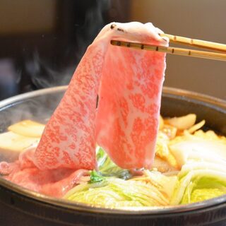 Sukiyaki and shabu-shabu shabu made with Kuroge Wagyu beef at reasonable prices♪