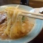 Eb isu ya - 茶えびすラーメン（鶏ガラ味噌）の麺