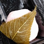 四季の餅 あめこ - 桜餅　餅なので、桜の葉にも餅とり粉がのってるのがあめこさんならではですね　かなり旨い♥