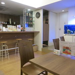 ココフル - すっきりとシンプル。熱帯魚の水槽があります。