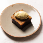 Vegan banana cake w pistachio ice cream&rum syrup