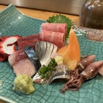 鮨処藤 - ●お刺身盛り合わせ ・中トロ ・赤身 ・蛸 ・小肌 ・しめ鯖 ・青柳 ・鰺 ・ホタルイカ 内容はこんな所でしょうか？