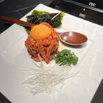 焼肉店 ナルゲ - ユッケ。韓国海苔を巻いて食べると美味