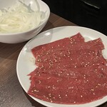 焼肉万博 LMO - 炙りハツの玉ねぎ巻き