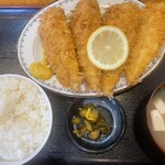 喜代志 - アジフライ定食1100円。厚みはさほどだが衣はサクサク、中はふわふわ。4枚も来る。すごい。