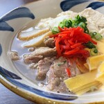 Okinawa Ryourisara Hana - 『沖縄ゆし豆腐そば』 ¥950 (税込)________________こだわりの自家製麺を使った当店イチオシの品です。_沖縄の郷土料理「ゆし豆腐」をトッピングした沖縄そば。ふわふわとやわらかい状態で風味が良くとてもヘルシーなお豆腐として女性に大人気。
      