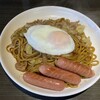 Yakisoba Ranran - ソース焼そば（中盛）＠500円に目玉焼き＠50円とウインナー＠150円をトッピング