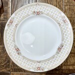 ティーマーケット ジークレフ - ターンベリー(英国の地名)シリーズ、ウェッジウッド社の小皿。ジャムのテイスティング用スプーンがのる