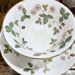 ティーマーケット ジークレフ - 野イチゴ WILD STRAWBERRYシリーズ、WEDGWOOD®社の、カップ&ソーサー