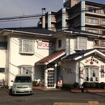 マロン洋菓子店 津久井店 - １Ｆ全部がケーキ屋さんなので、けっこう大きいです。