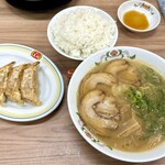 Gyouza No Oushou - こってりラーメンにジャスト餃子とライス（大）です