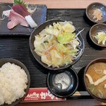 Umaimon Shokudou Kadoya - 刺身と野菜炒め定食