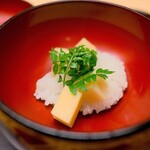 Tokuhamoto Nari - タケノコを飯蒸し。