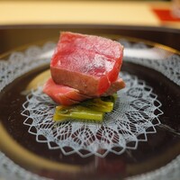徳ㇵ本也 - いぶしたマグロと下に花わさび。