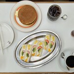 イワタコーヒー店 - パンケーキ　ドリンクセット1,660円、フルーツサンド　ドリンクセット1,490円