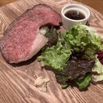 がぶ飲みワインと肉 ビストロ千住MEAT - 本気のローストビーフ