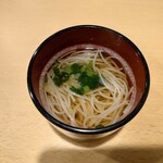 カフェ サニー デイズ - ◯煮麺
塩と醤油の味付けで顆粒出汁な汁の味わいだけど
お上品さのあるお味だよねえ

生姜で味わいが締まってて美味しいなあ